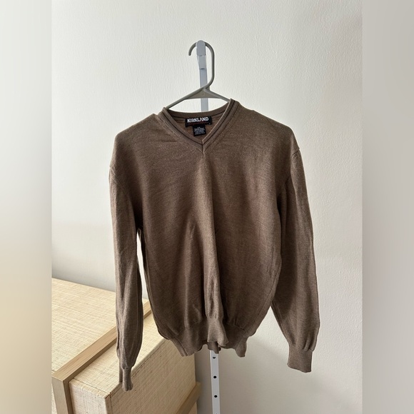 100% Wool V-Neck Sweater in Size L - Picture 1 of 3